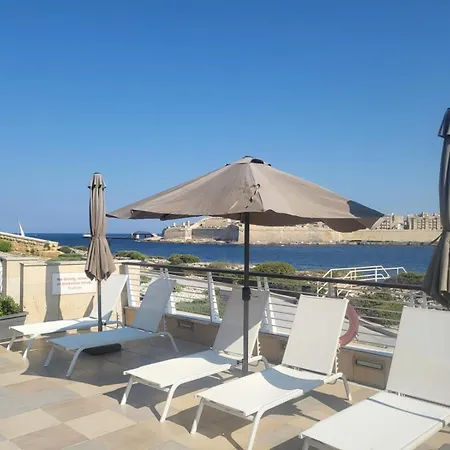 Spacious Triplex Penthouse With Resident's Pool Apartament Sliema