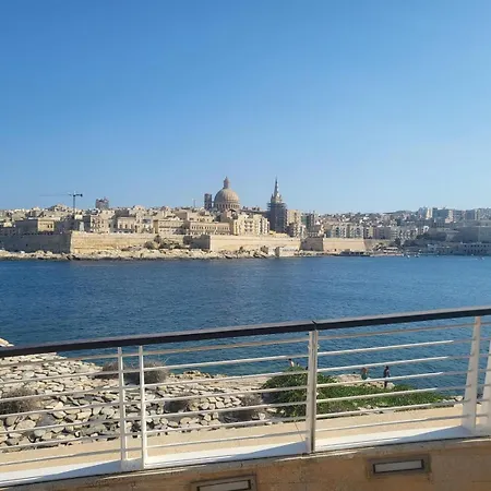 Spacious Triplex Penthouse With Resident's Pool Sliema